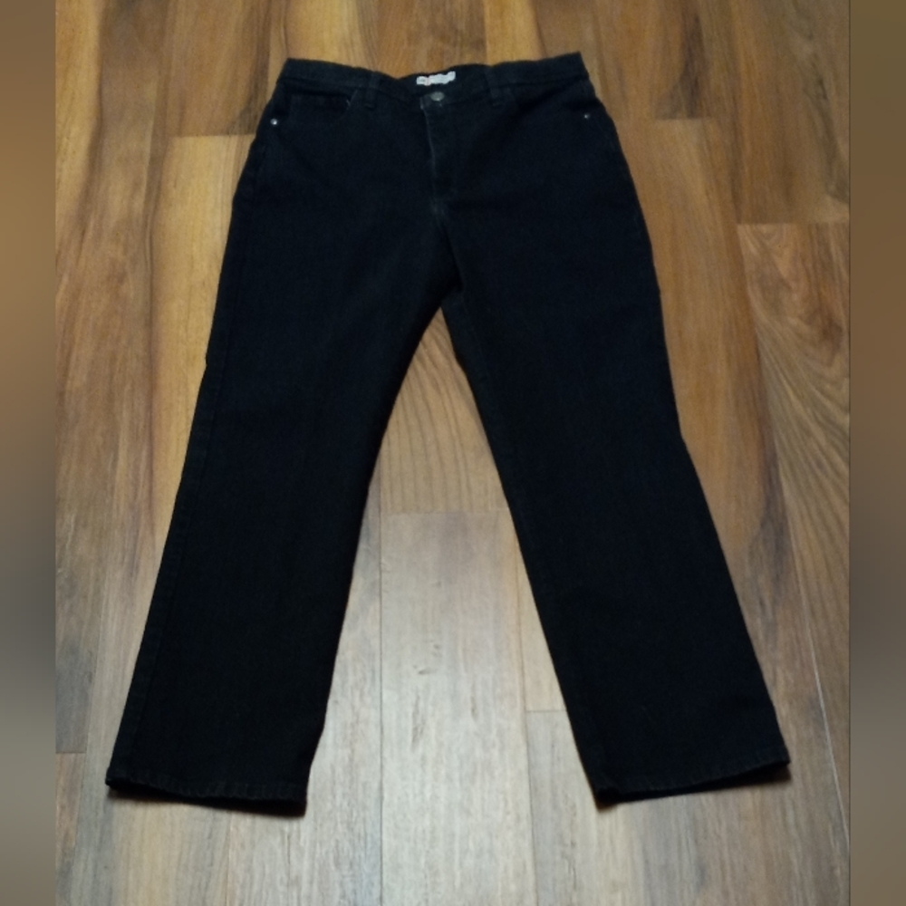 Lee Classic Women's Classic Fit Straight Leg Jeans Black Denim Size 16 Medium.